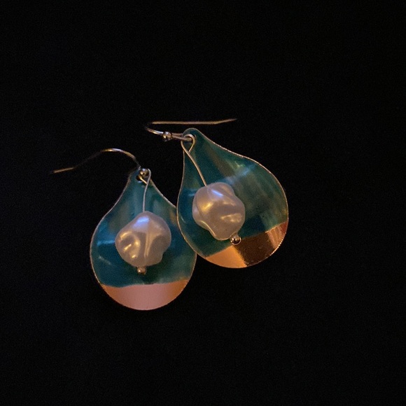 Metallic dangle earrings with faux pearls - Picture 2 of 2